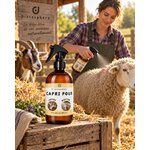 Flacon Capri Poux Diatosphère au premier plan pendant l’application du spray sur un mouton
