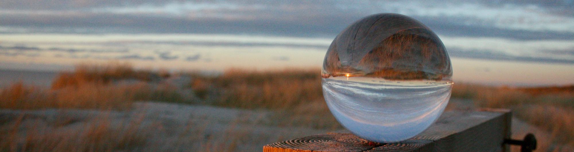 Lensball sur du bois avec le ciel en arrière plan