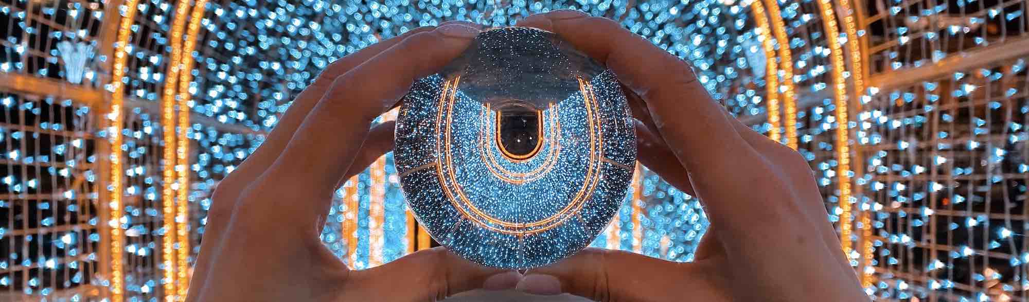 Lensball tenue dans des mains