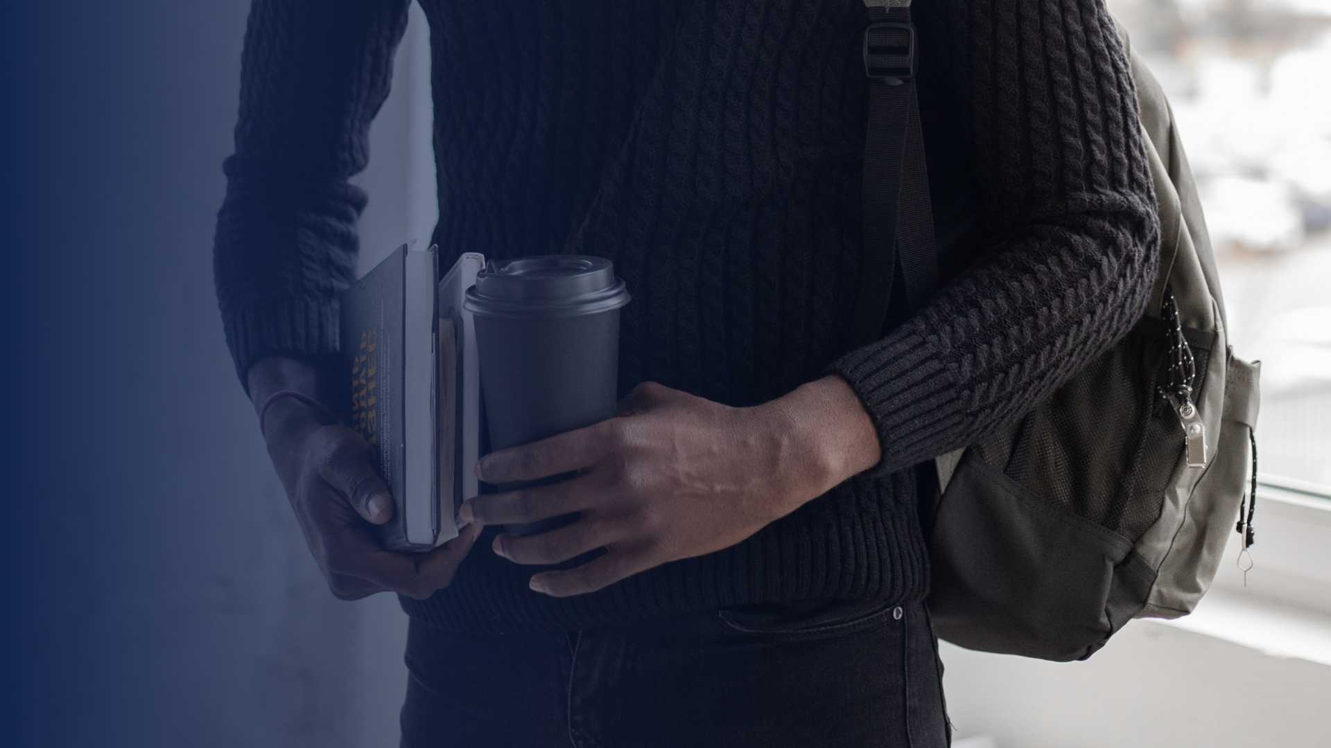 livre dans un sac a dos