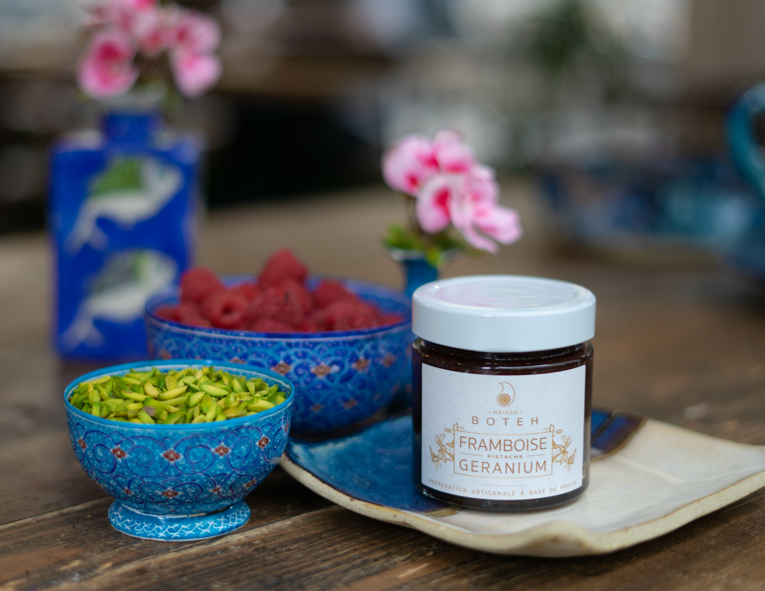 framboisepistache-geranium-fond-maison Boteh-www.luxfood-shop.fr