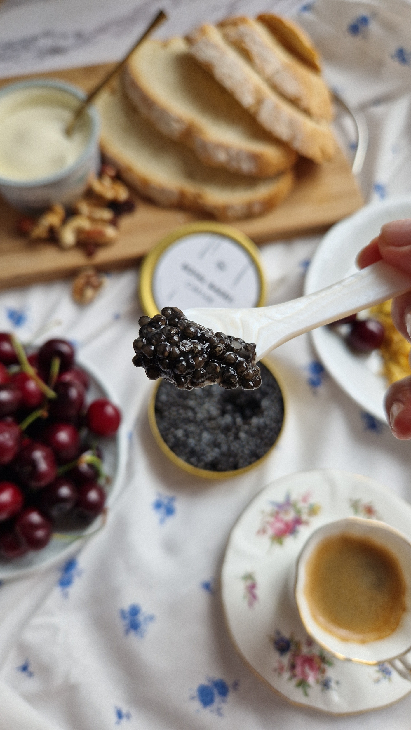 Caviar esturion de sarrion royal Baeri dégustation cuillère nacre wwww.luxfood-shop.fr
