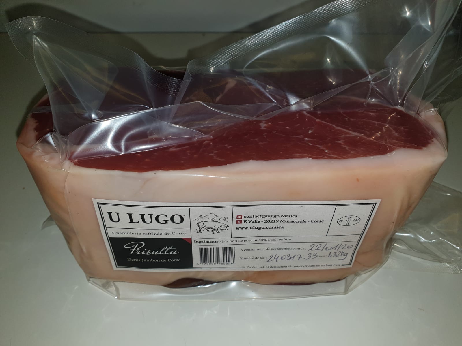 Demi-jambon de Corse désossé découpé dégraissé en quart de la pièce à os environ 1,32 kg www.luxfood.fr