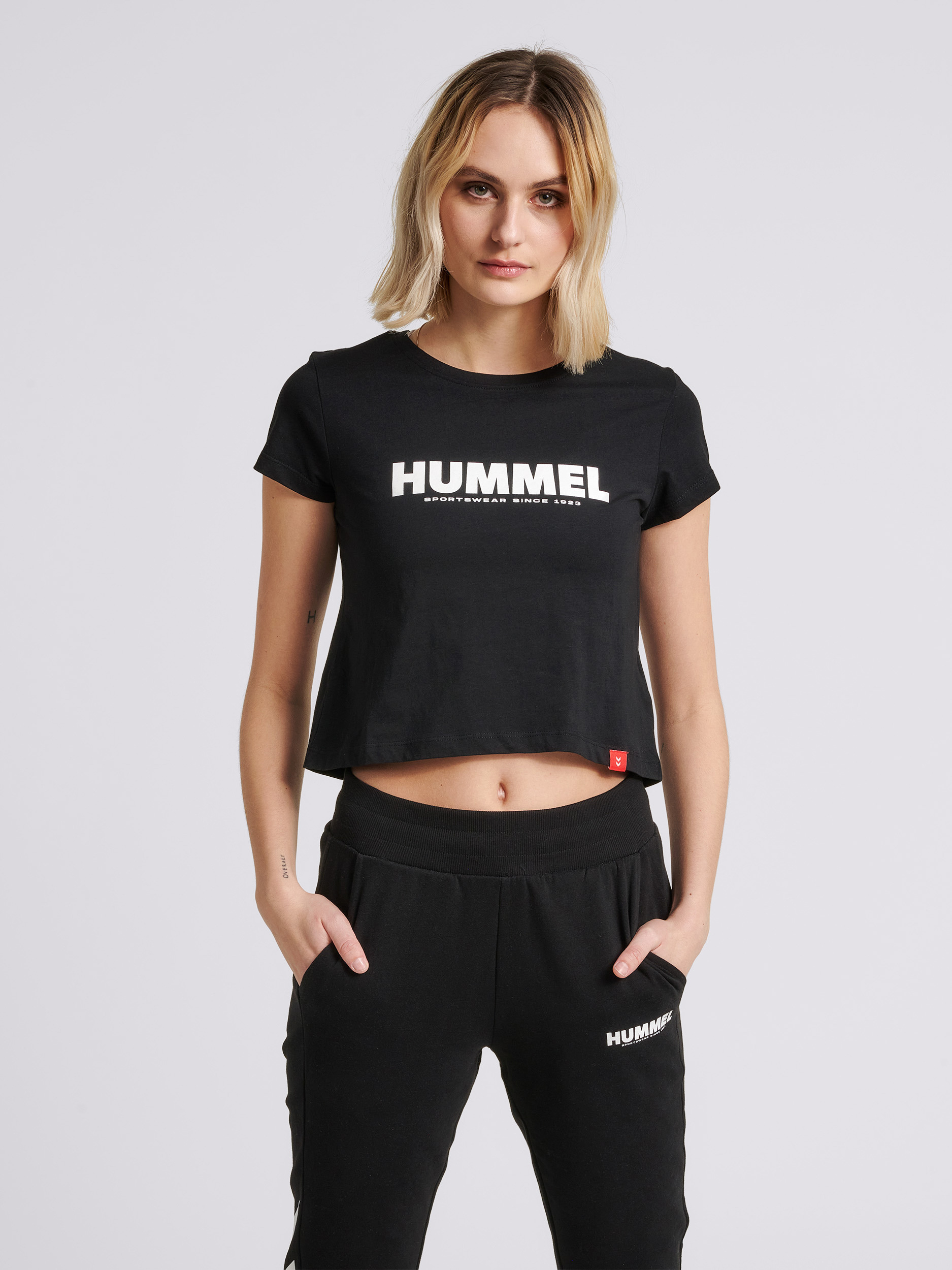 212560-2001_hummel_hummel_tee-shirt_hmlleagacy_cropped_woman_black (3)
