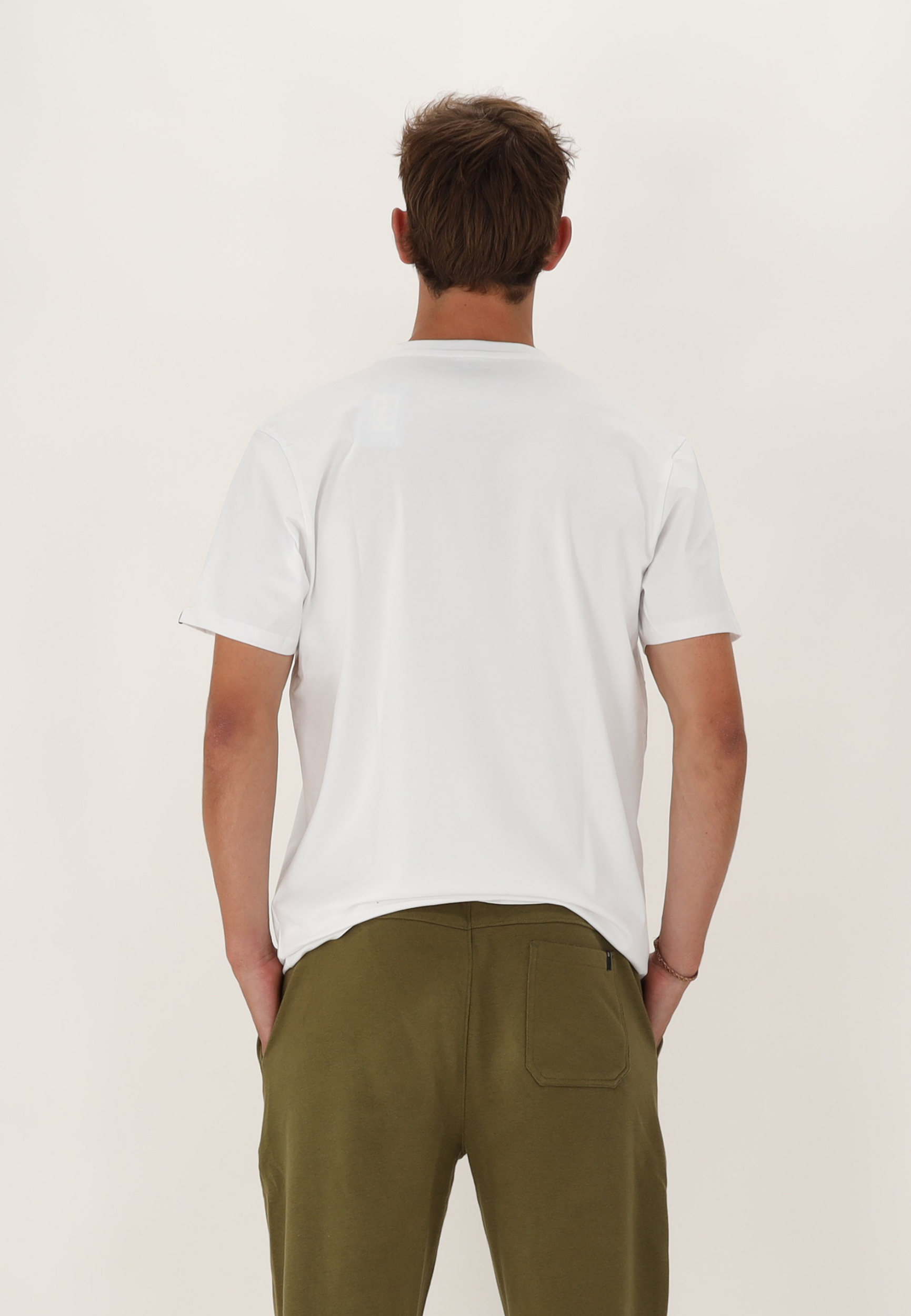 SPALDING_40232027-WH-FE_tee-shirt_ascend_homme_de_basket_white_feather_sgequipement_sg_equipement (4)