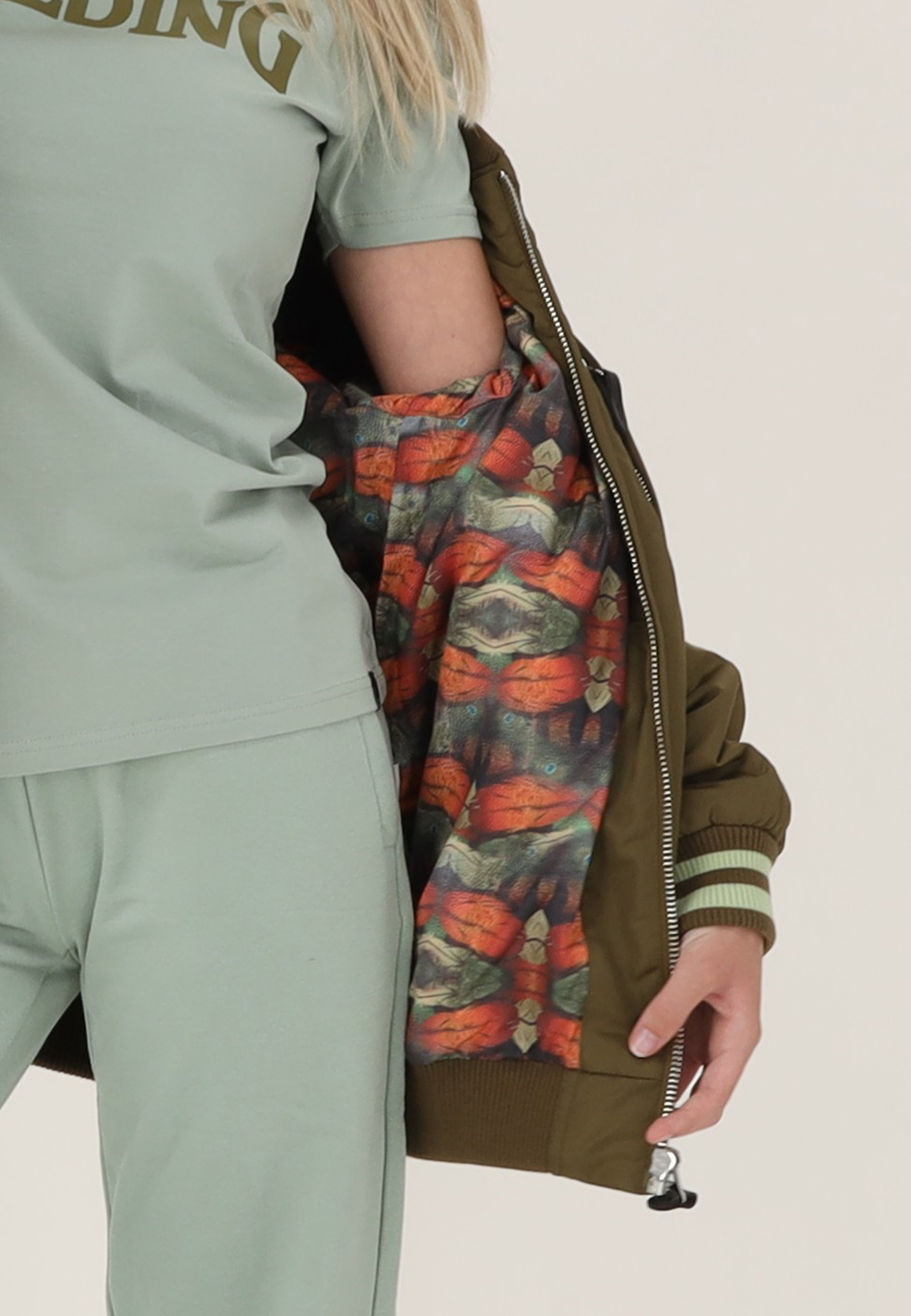 SPALDING_40232039-KH-FE_bomber_jacket_de_basket_unisexe_khaki_feather_sgequipement_sg_equipement (9)