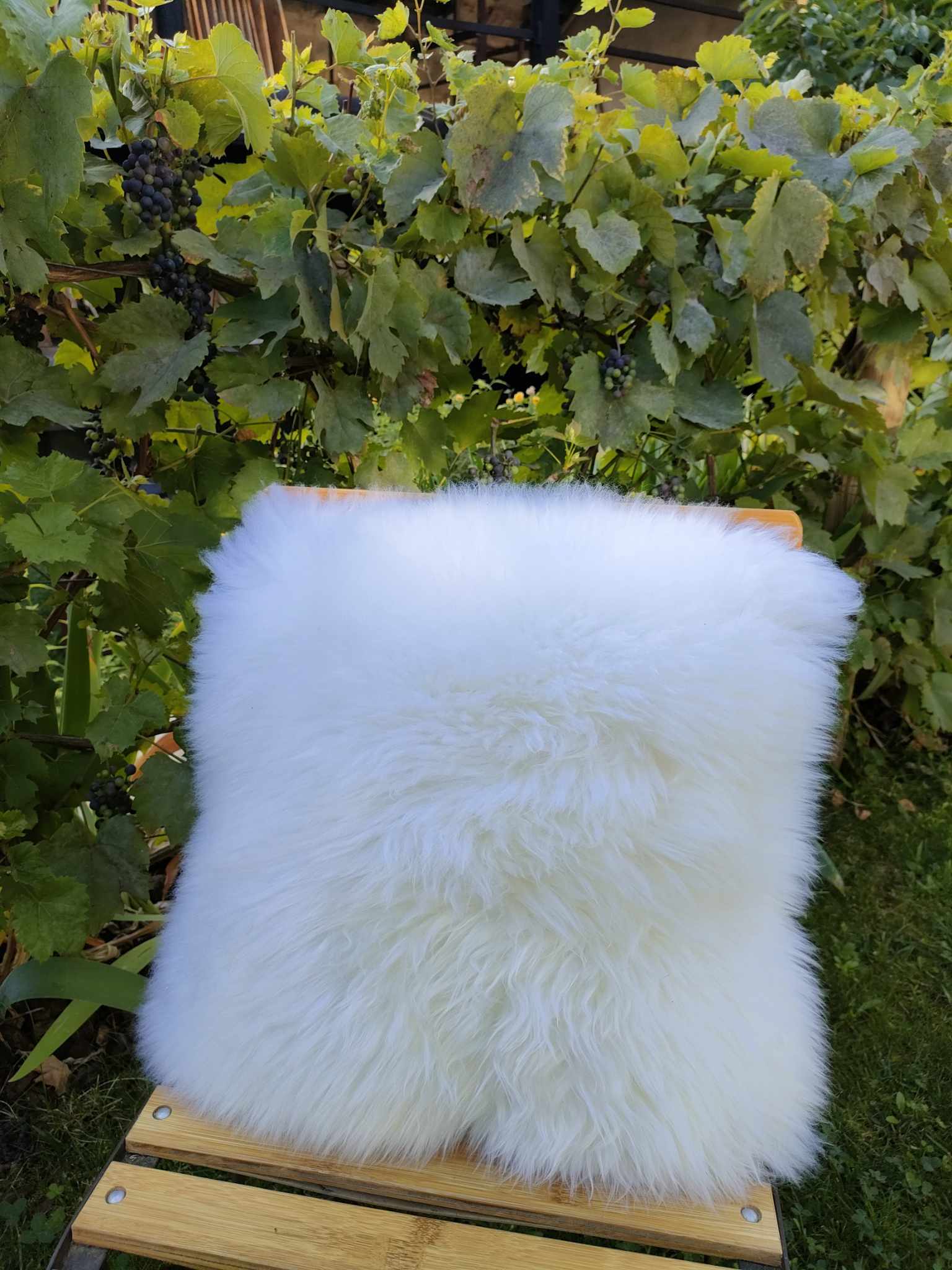 Coussin en molleton imitation peau de mouton crème | Maisons du Monde