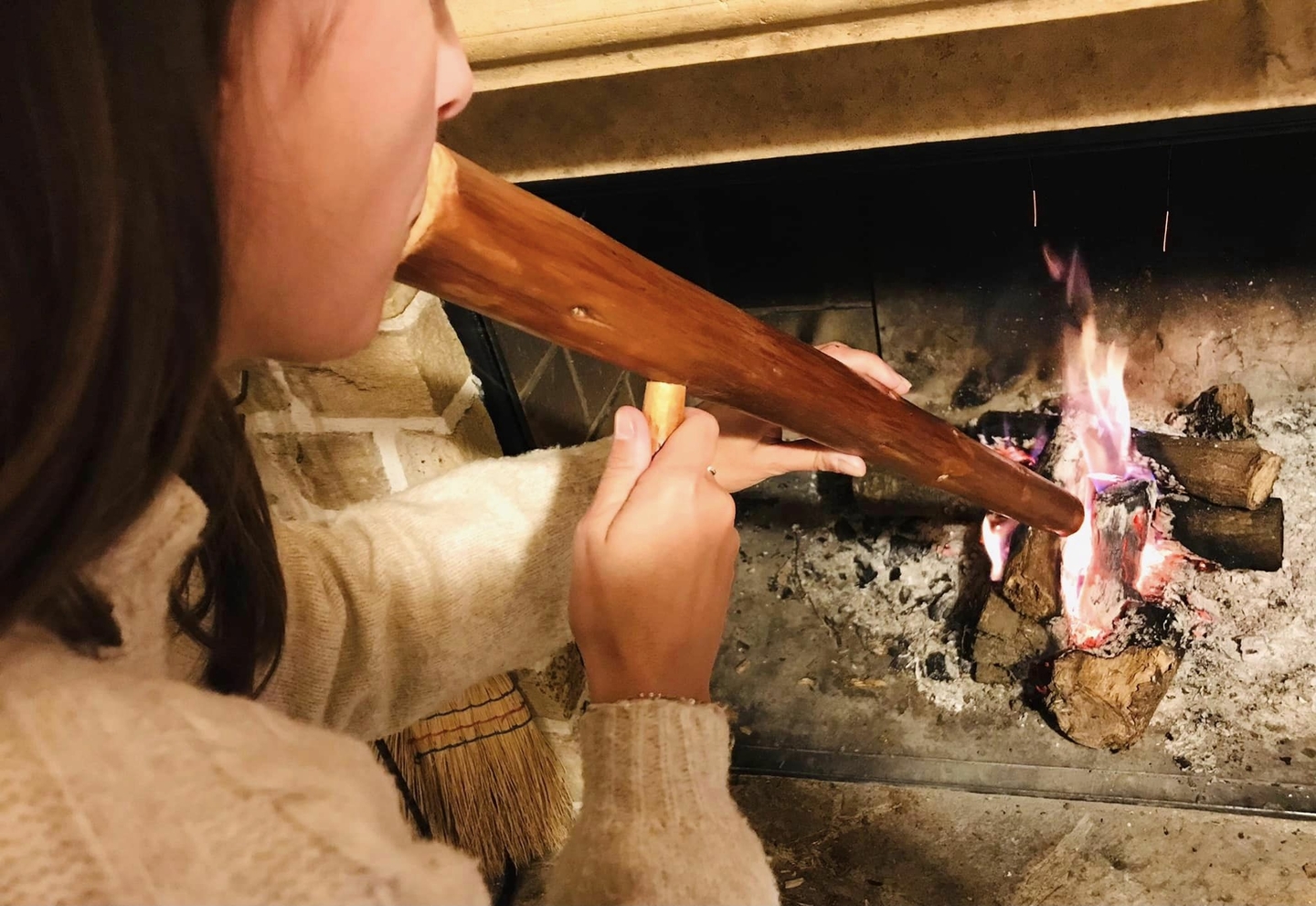 Le Bouffadou est un instrument en bois traditionnel (hêtre) très pratique  pour attiser le feu. 