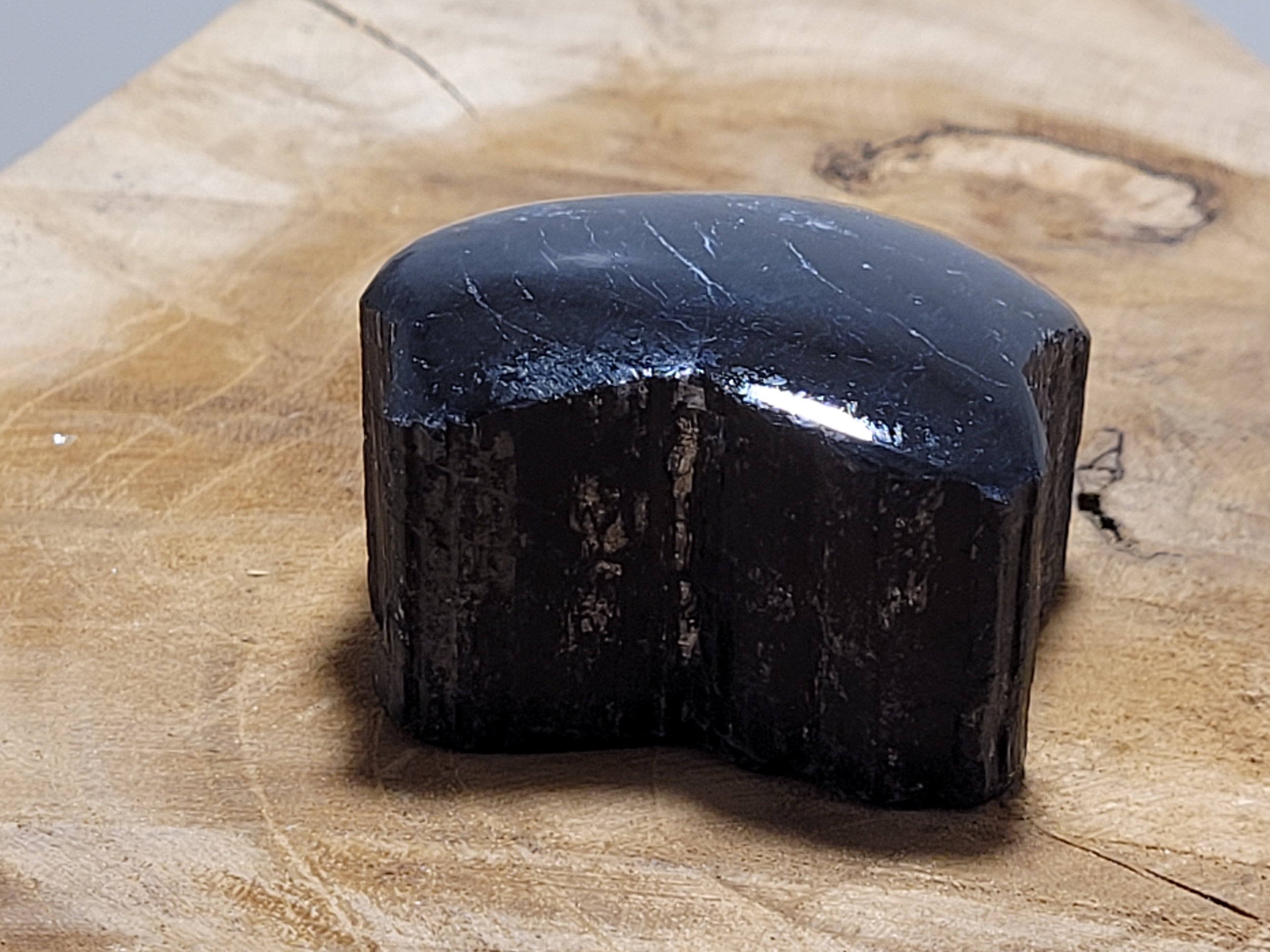pierre brute 1 face polie tourmaline noire 1.4