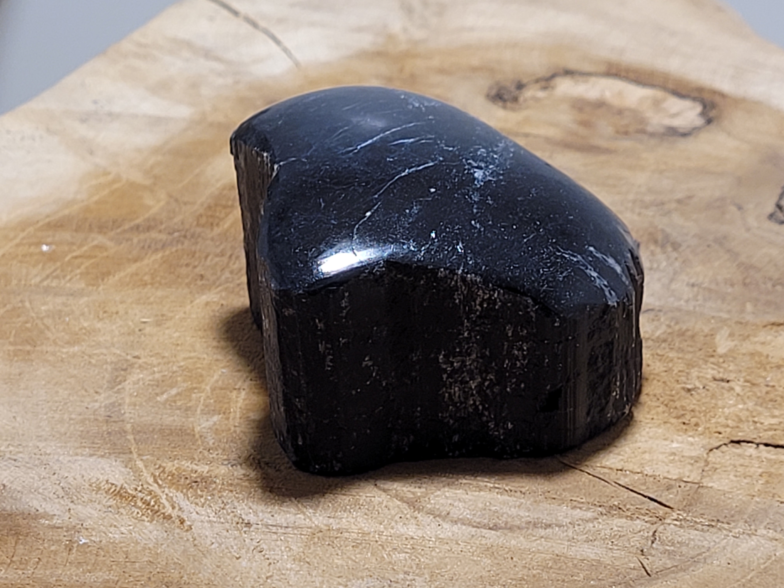 pierre brute 1 face polie tourmaline noire 1.5