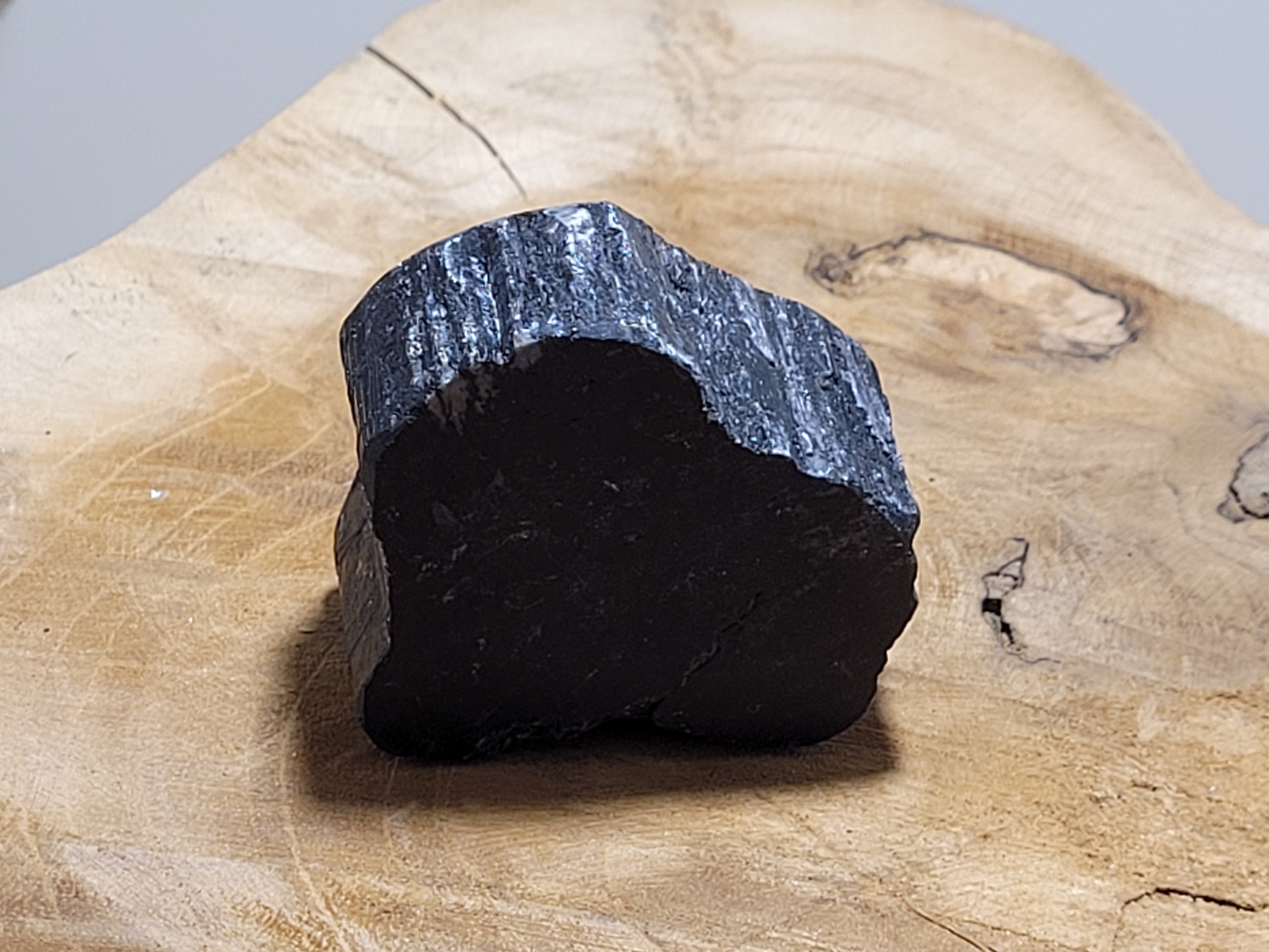 pierre brute 1 face polie tourmaline noire 1.6
