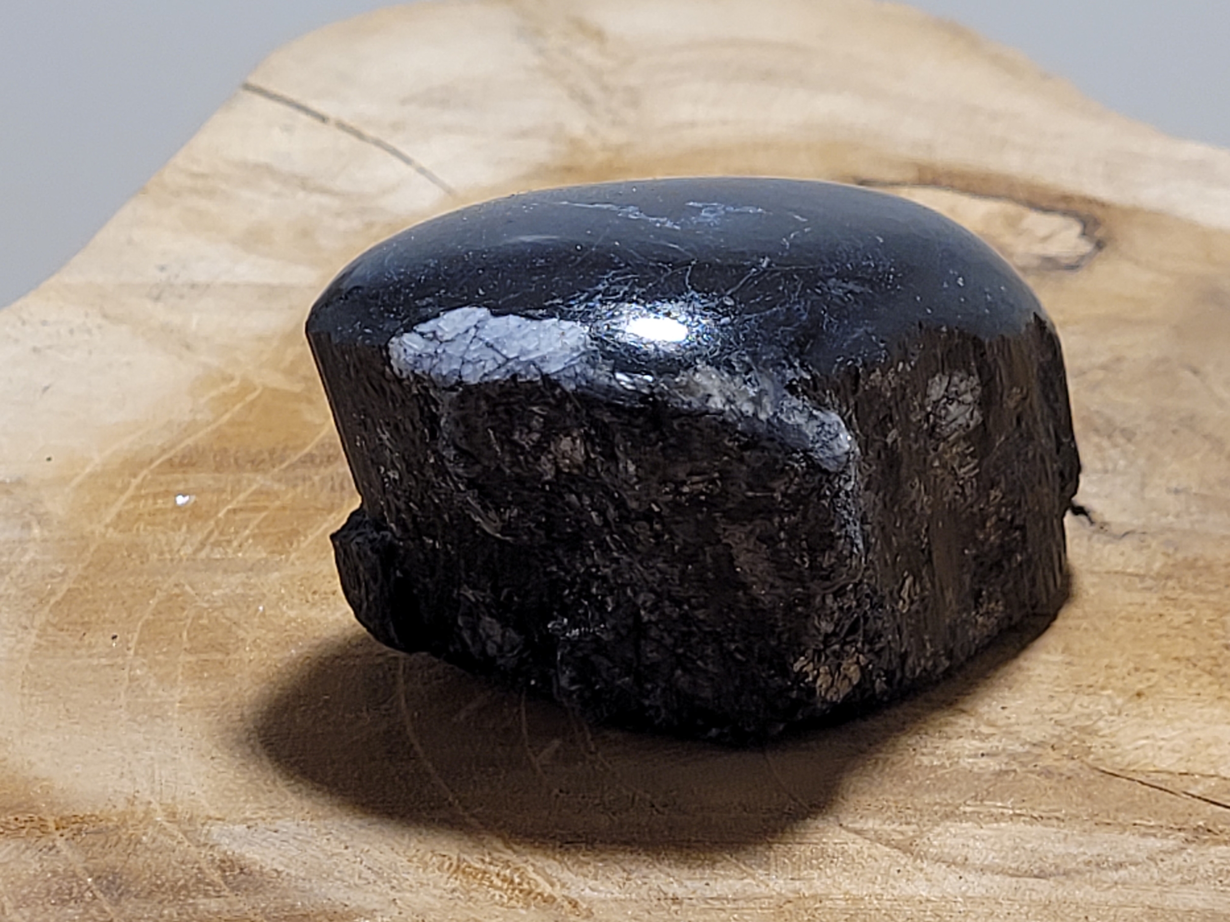 pierre brute 1 face polie tourmaline noire 2.4