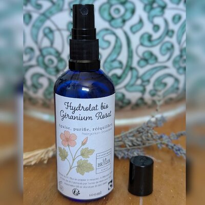 hydrolat-geranium-rosat-fond-floute