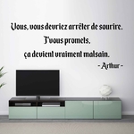 stickers-citation-kaamelott-ref15-arthur-arreter-de-sourire-malsain-autocollant-déco-serie-autocollants-muraux-min