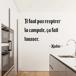 stickers-citation-kaamelott-ref32-kadoc-respirer-compote-tousser-serie-cuisine-sticker-autocollant-mural-autocollants-muraux-min