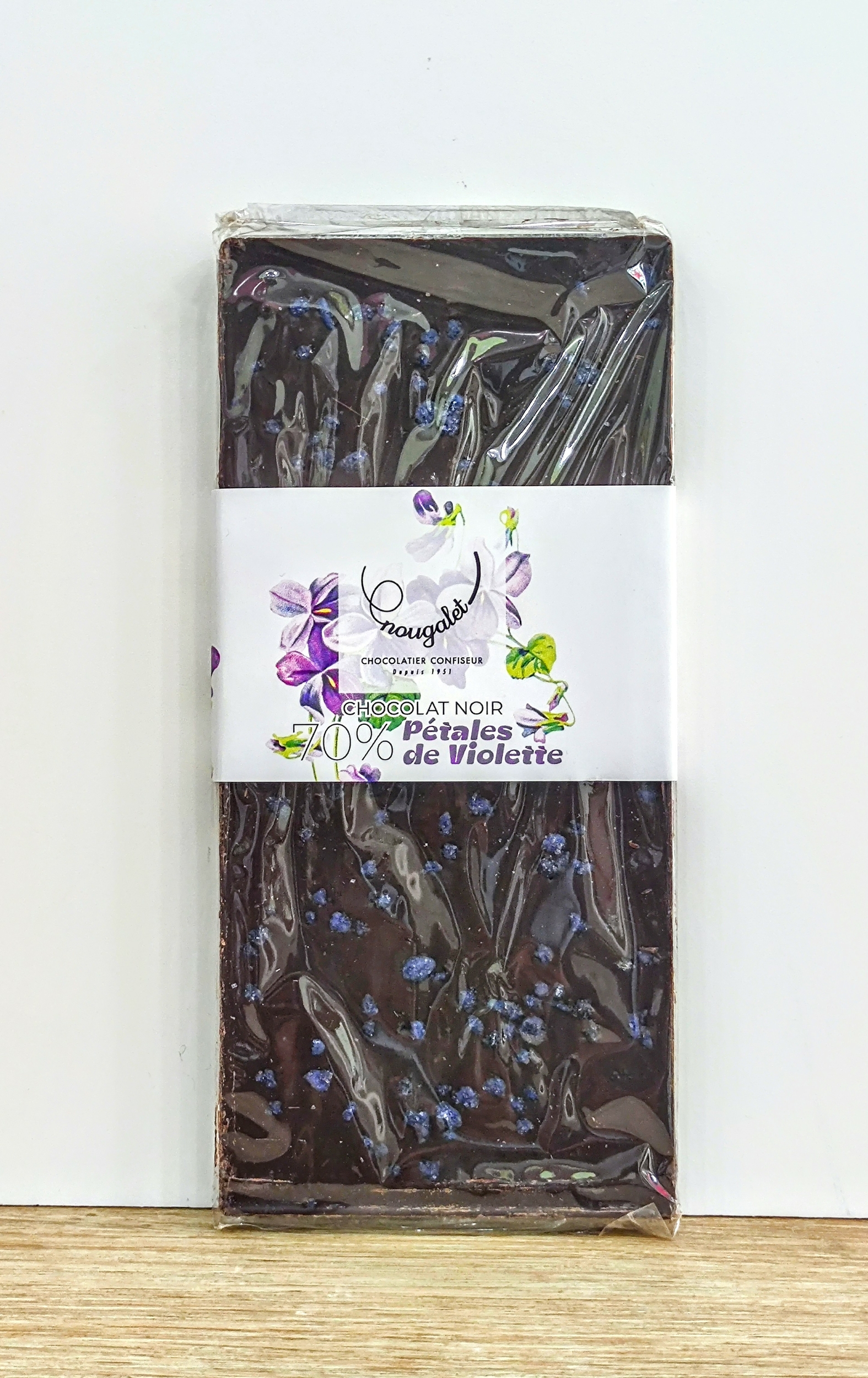 Tablette de chocolat noir et pétales de violette.