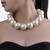 Nouvelle-Mode-l-gante-Blanc-R-sine-Perle-Cha-ne-de-Foulard-D-claration-Collier-Plastron