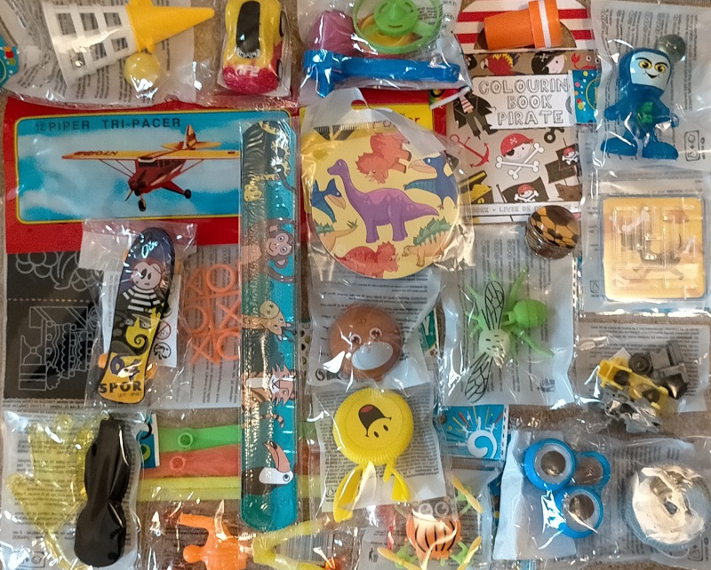Lot 24 jouets anniversaire garçon