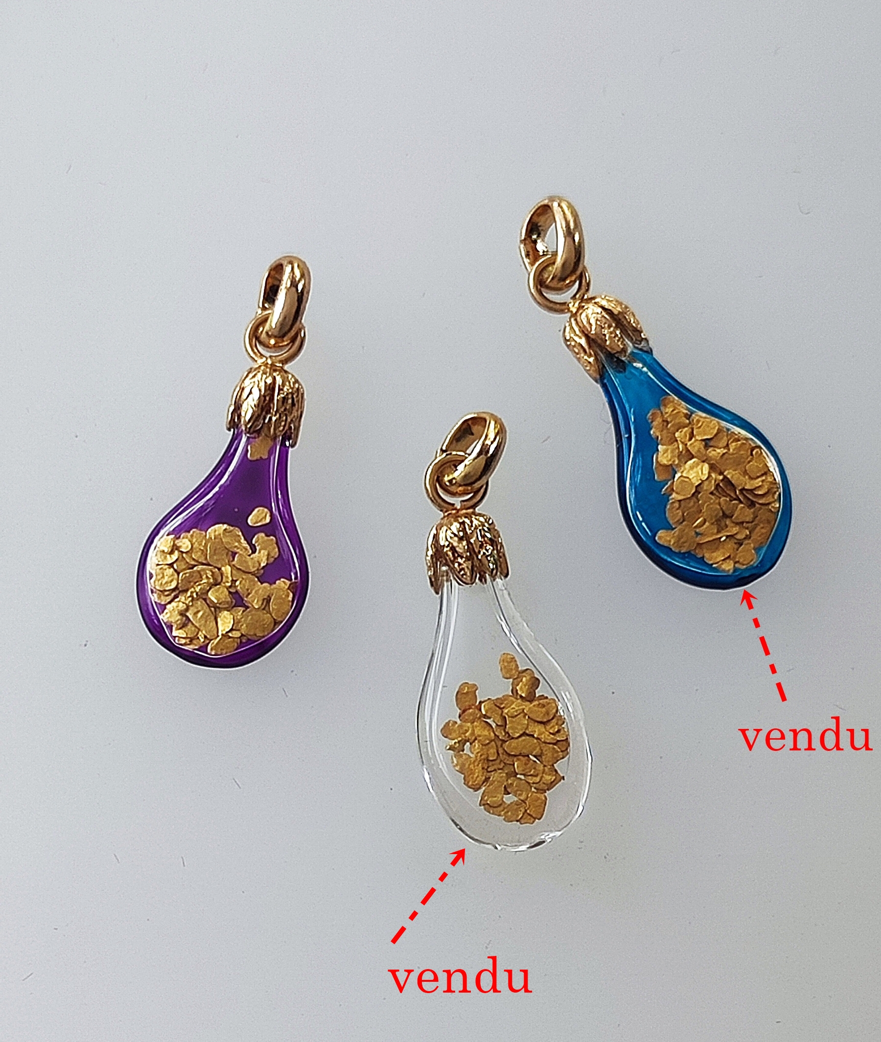 Pendentif-paillettes-or-du salat-vendu-bleu