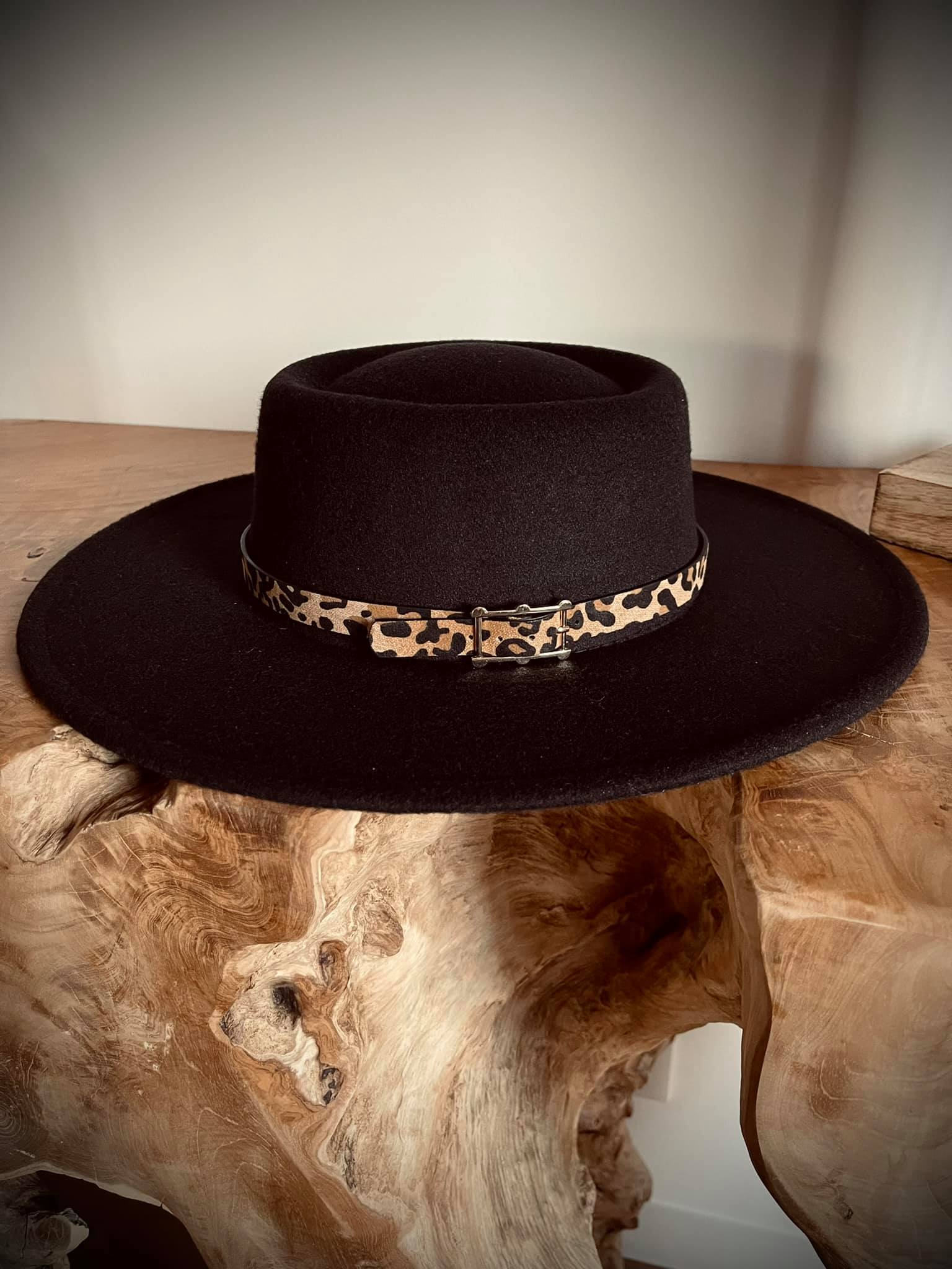 Lio-Chapeau noir ceinture léopard