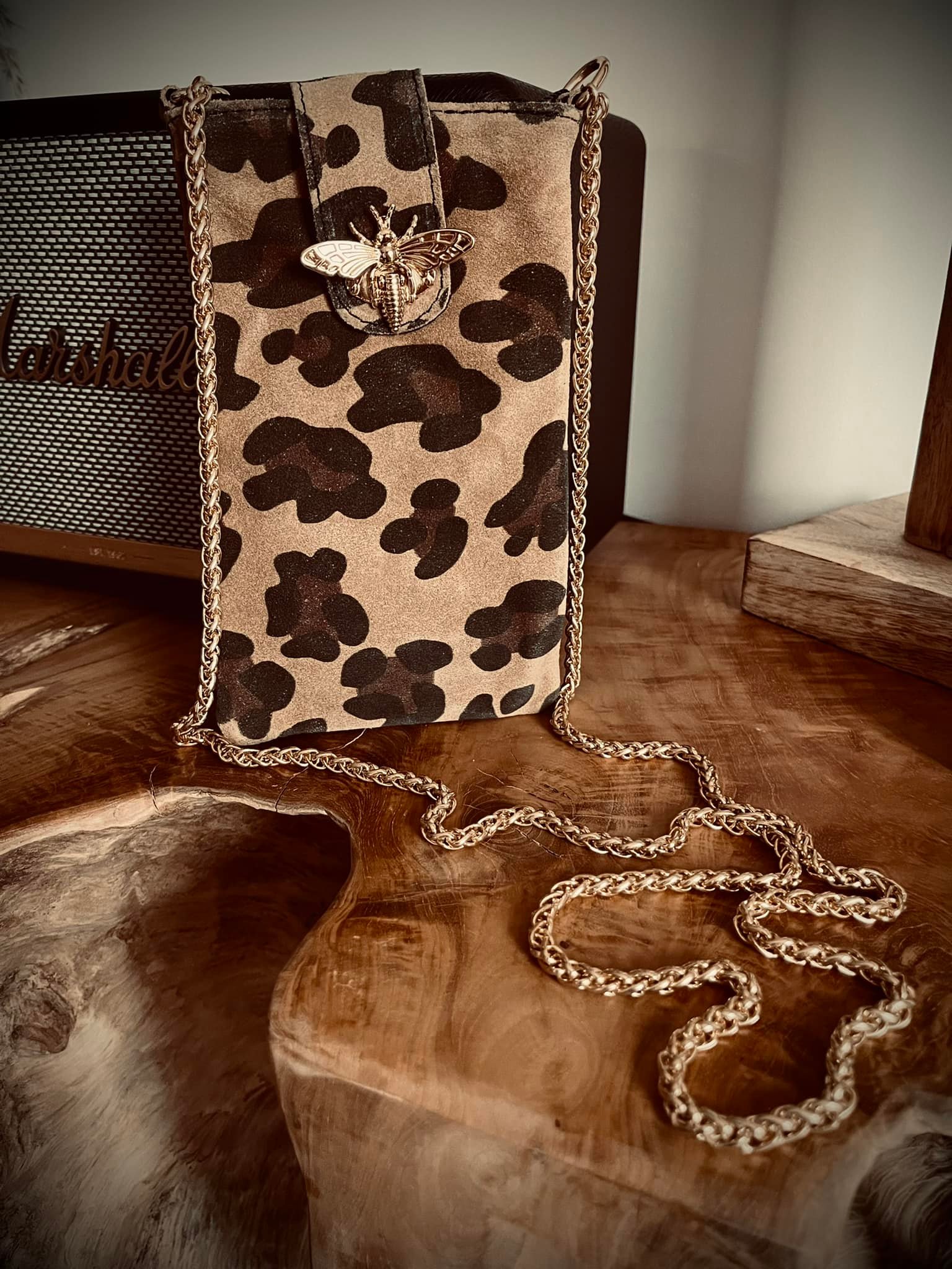 Sac pochette portable en croûte de cuir léopard