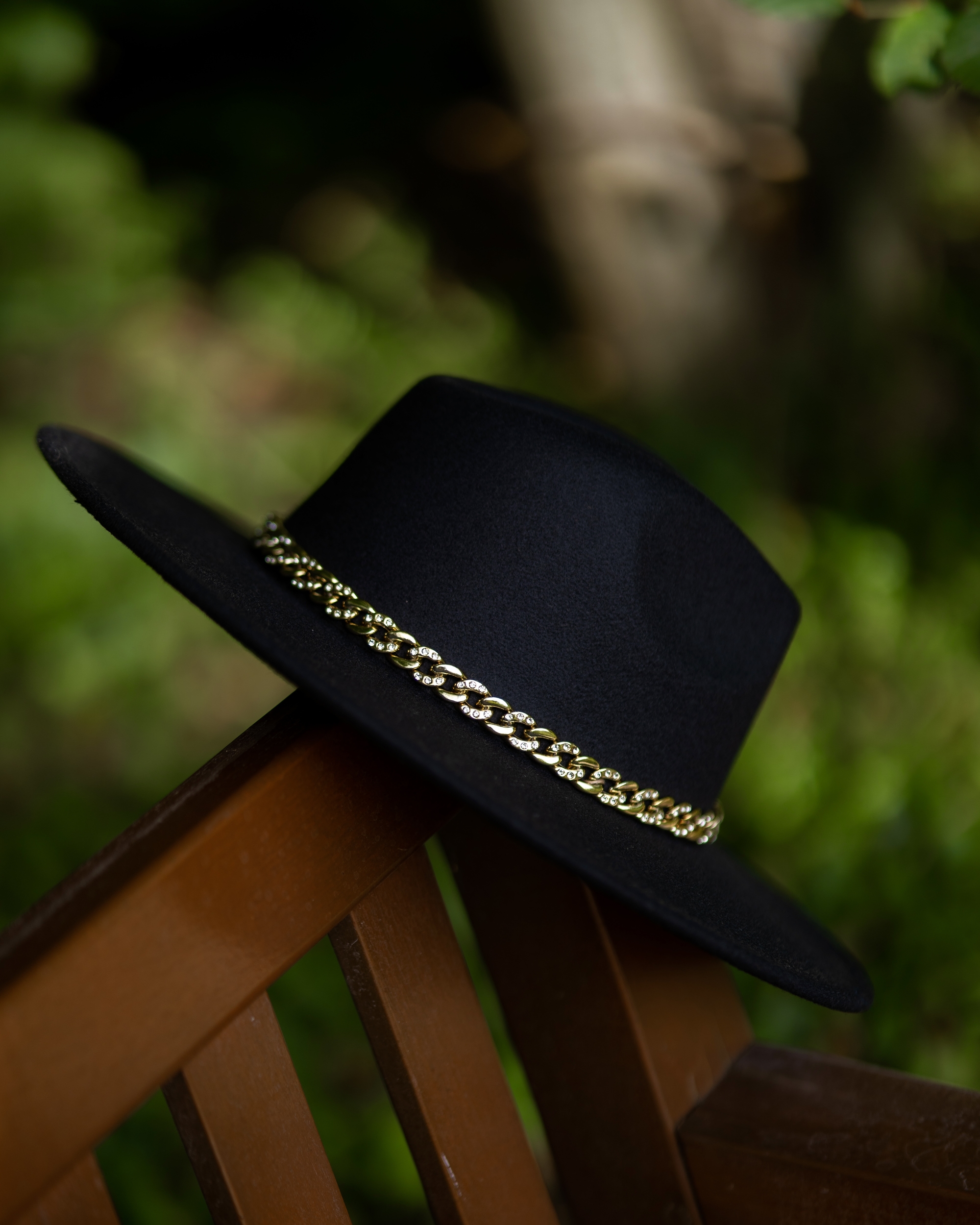 Alba-Chapeau noir & sa chaine dorée
