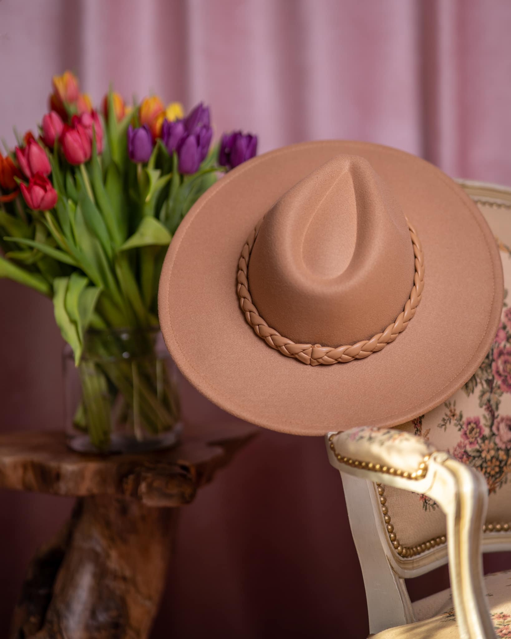 Ode-Chapeau camel & sa tresse en simili cuir