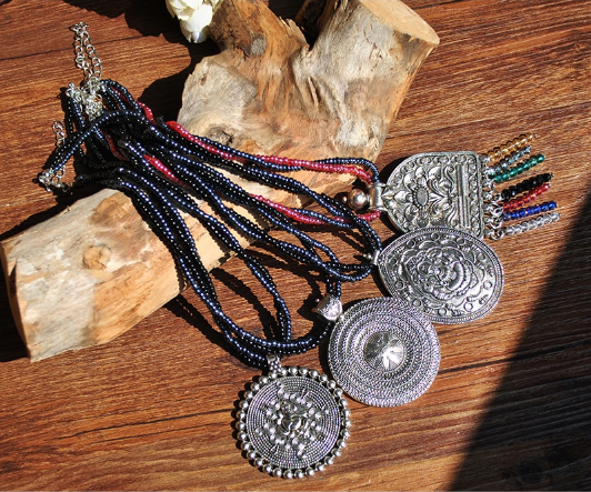 Collier Ethnique « Nāḍis » en Argent Tibétain et Perles de rocaille