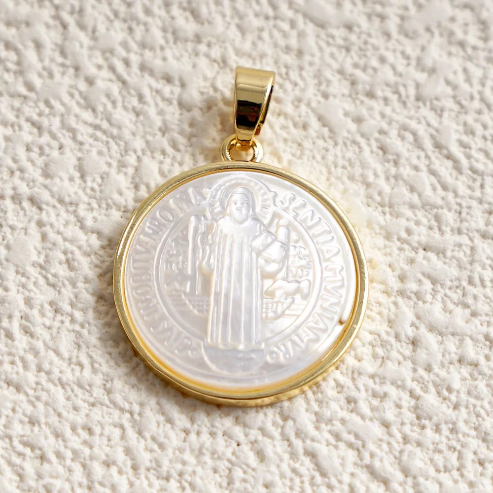 Pendentif Protection St Benoît en Coquillage-5