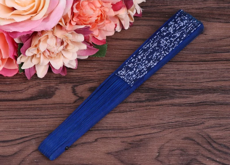 Eventail pliant « Nīlā » l’Instant Bleu, en Tissus et bois de Bambou-7