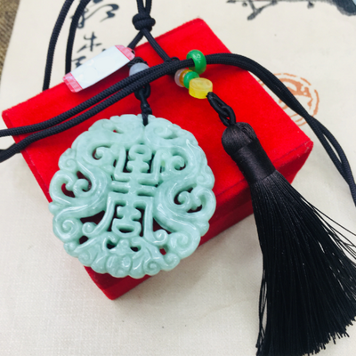 Pendentif Ethnique «Śalabhā» en Jade sur cordon avec pompon
