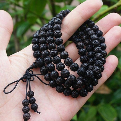 Mālā traditionnel «Kamālā  » Lotus sacré sculpté sur Bois de Santal Noir