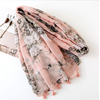 Echarpe style bohème à fleurs «Saṃskāra » Rose et Gris à pompons-6