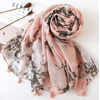 Echarpe style bohème à fleurs «Saṃskāra » Rose et Gris à pompons-7
