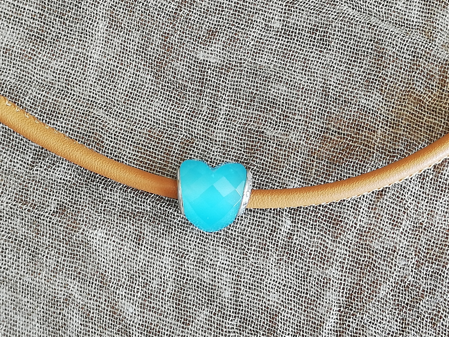 Collier cuir Camel + Coeur bleu-4