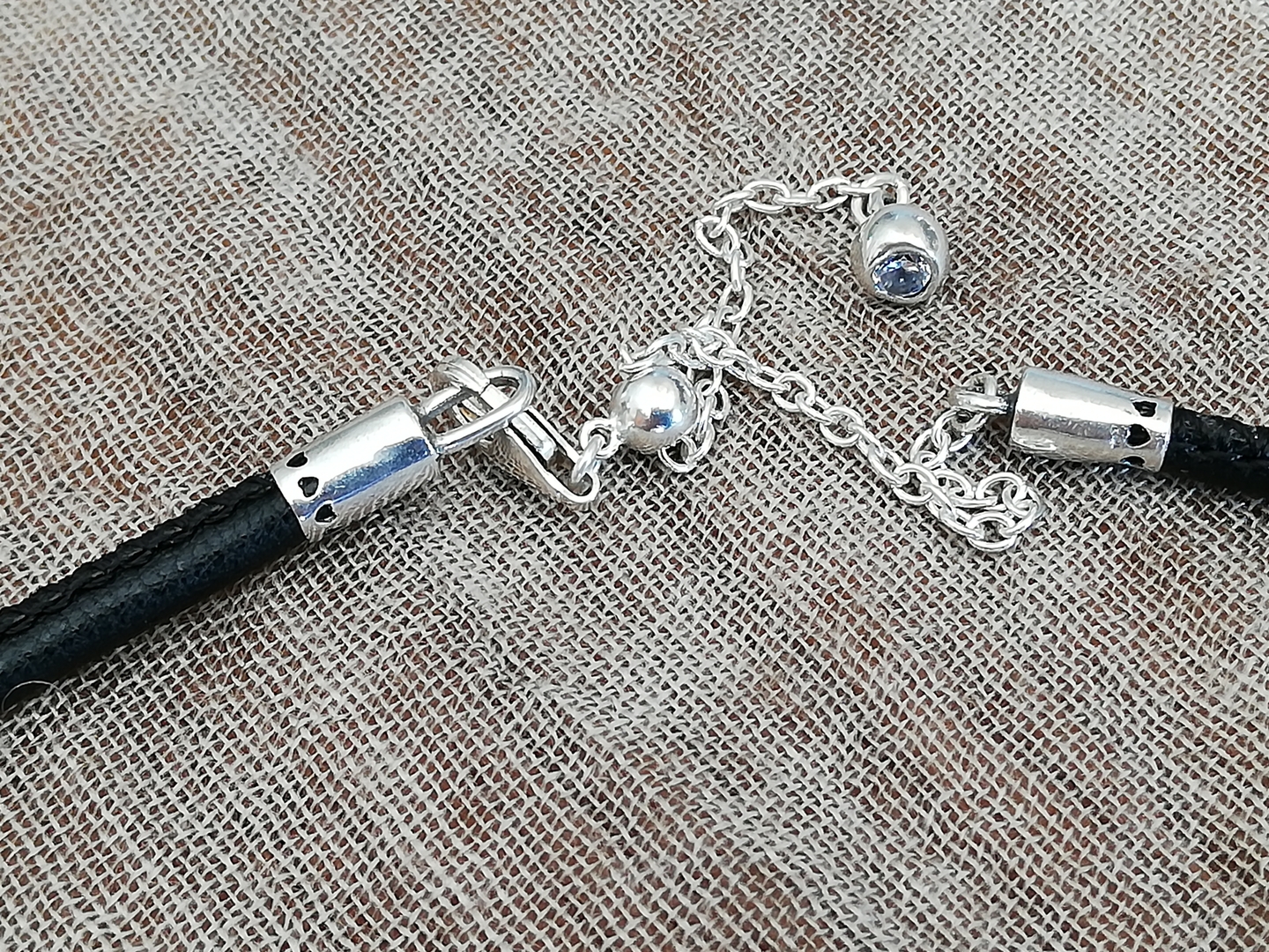 Collier cuir noir-détail fermoir-1