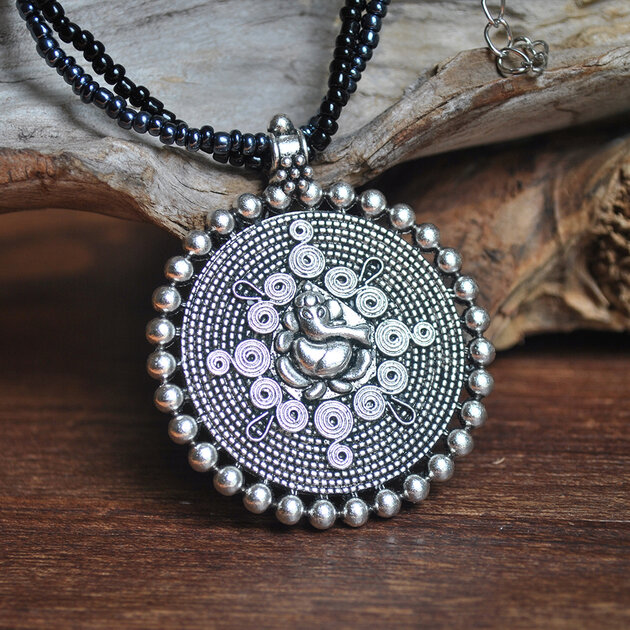 Collier Ras Du Cou Avec Pendentif Métal Argent & Perles Rocaille Bleu - Occasion Bon État