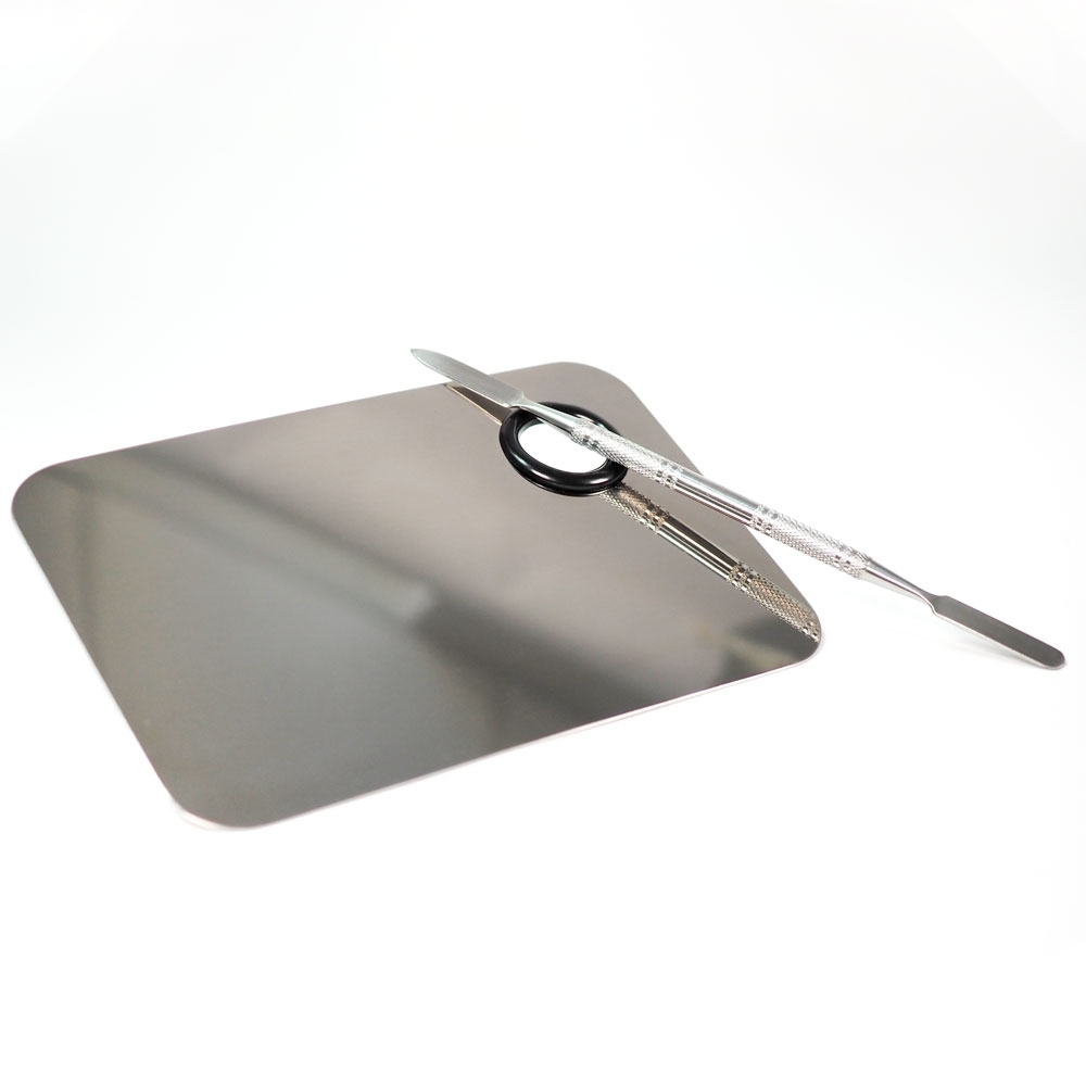 Metal_mixing_plate_with_spatula_1959_1