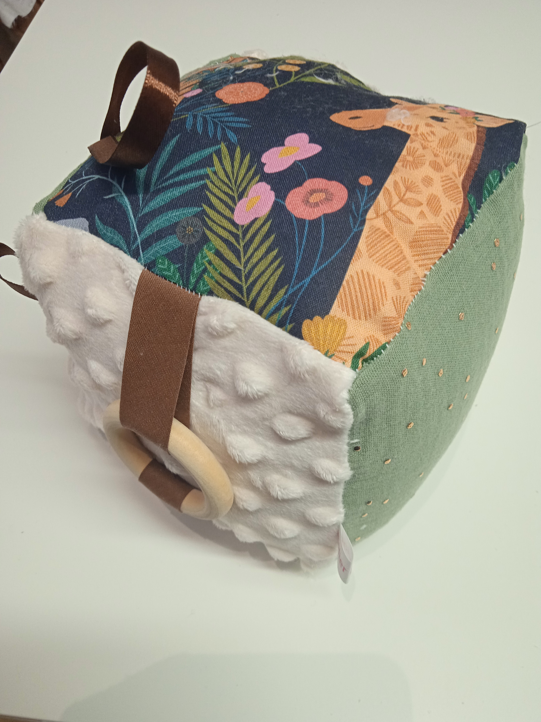 cube d'éveilsensoriel - montessori - papier bruissant - fait a la main - l'atelier dyloma - fabriqué en fracne , cadeau de naissance ,imizan