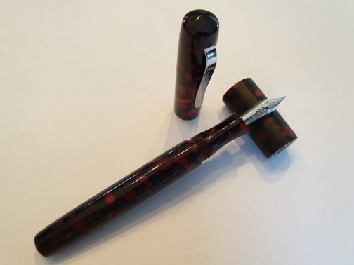 Stylo Kitless en résine rouge rubis avec clip intégré à plume - Modèle rubis.