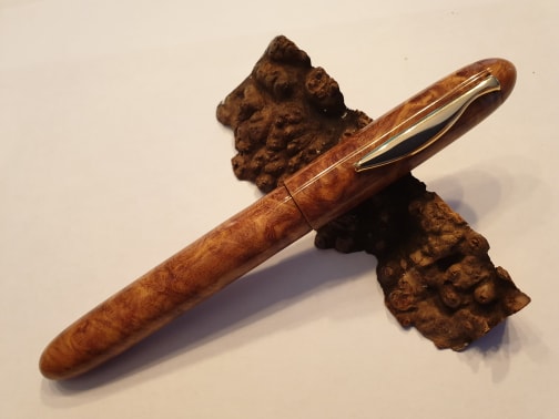 Stylo Kitless en bois de loupe d\'amboine avec clip intégré à plume - Modèle Amboise.