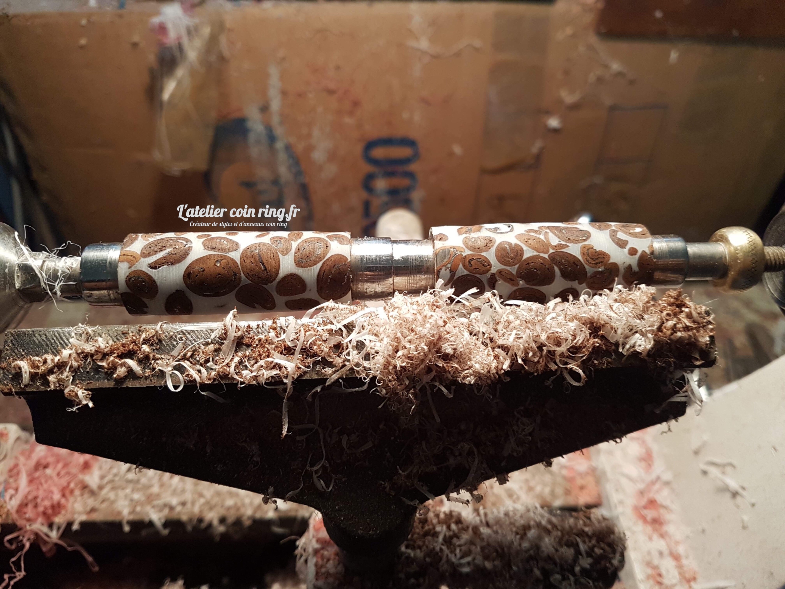 Stylo en résine ivoire avec incrustation de grains de café roller