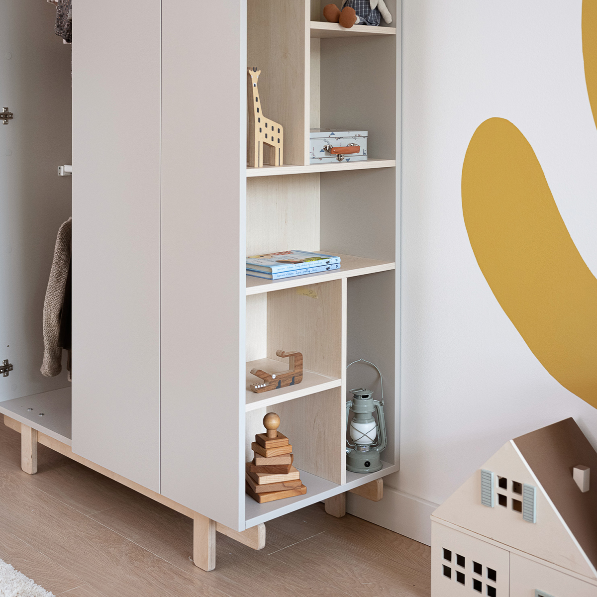 basic_romy_woodluck_cashmere_beige_armoire_6