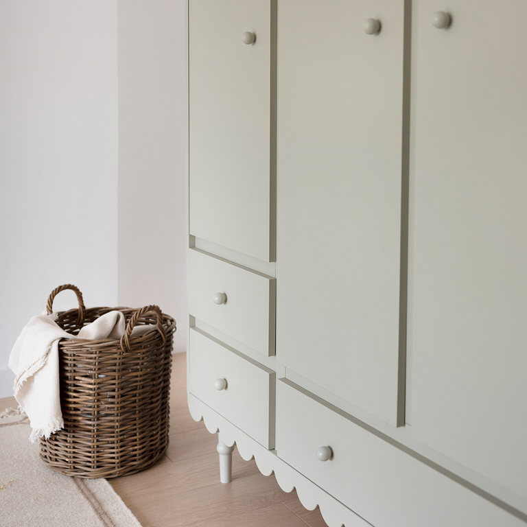 babushka-woodluck-olive-armoire-3-portes-7