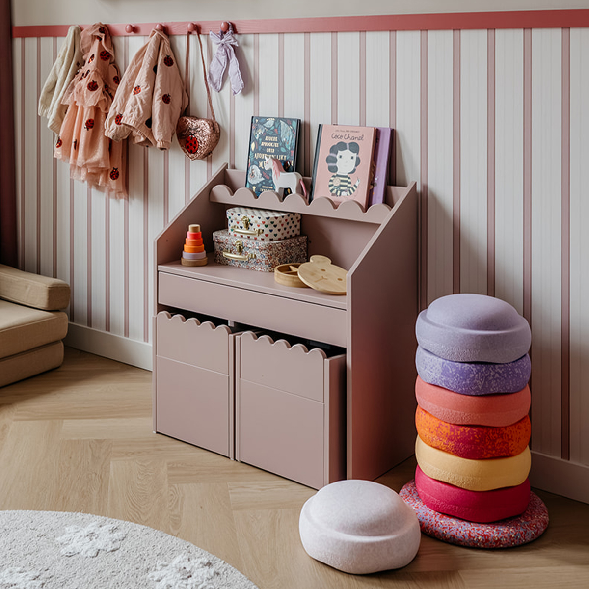 petits_meubles_bellamy_book_nook_bureau_rose_vintage_5