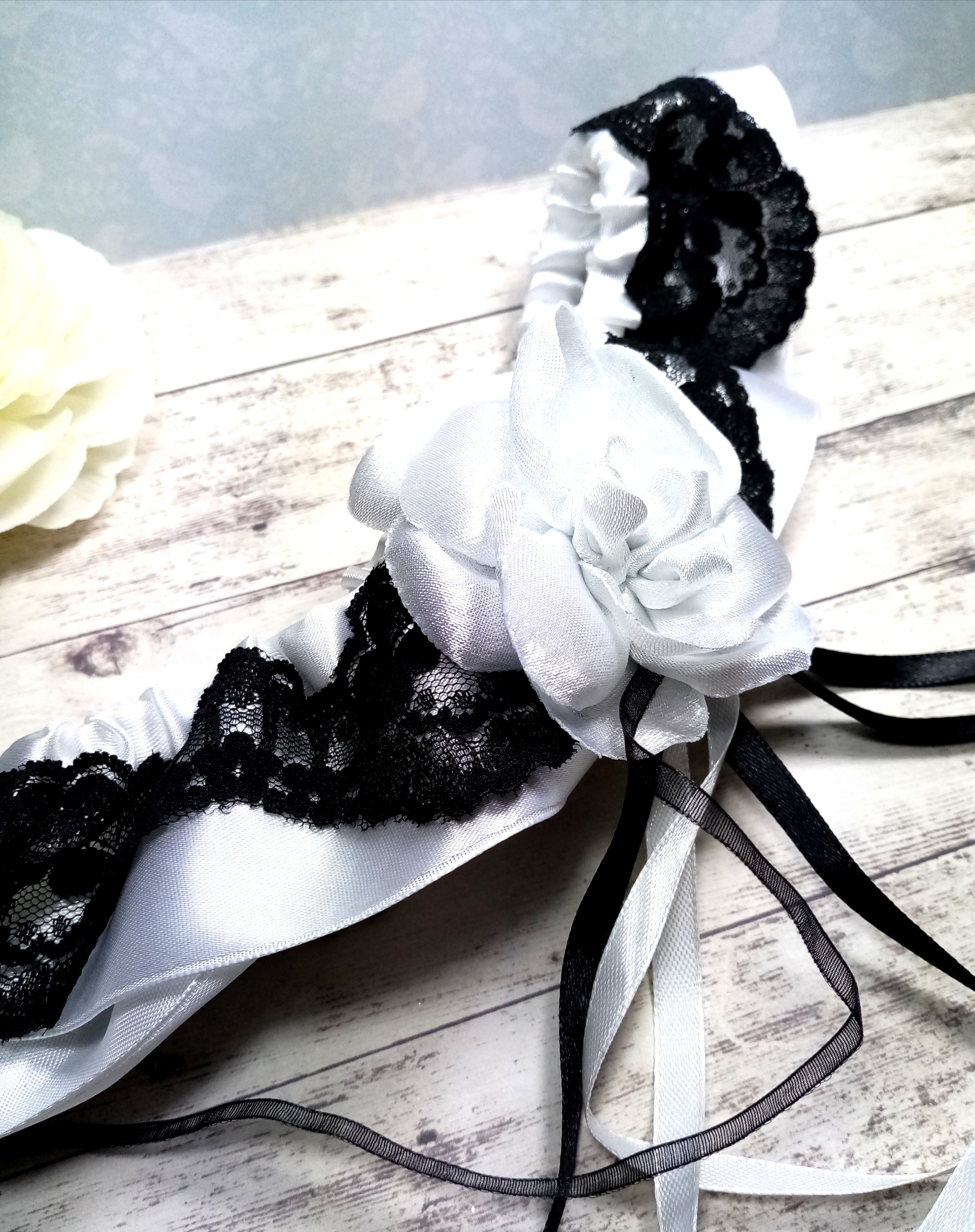 Jarretière de mariage satin dentelle noir et blanc fait main