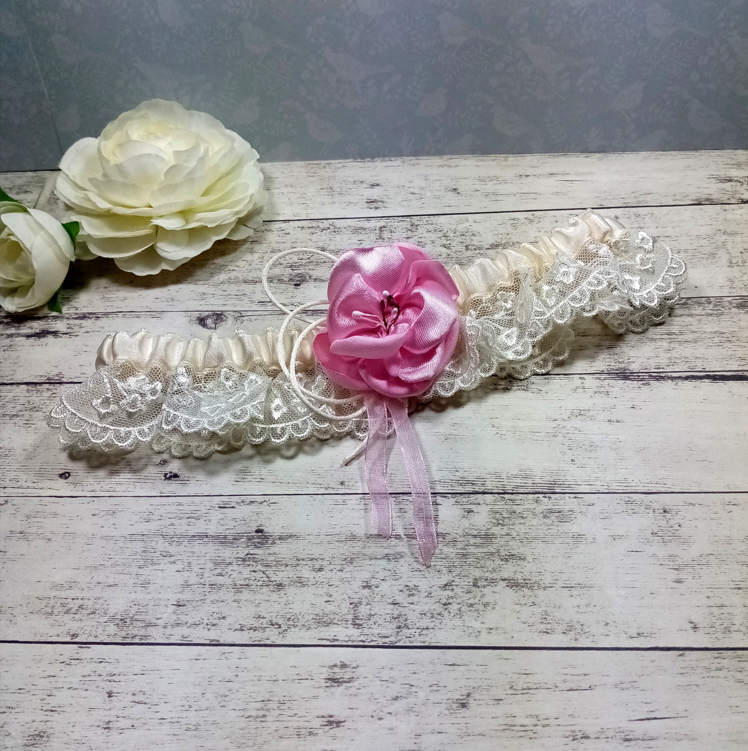Jarretière de mariée dentelle ivoire fleur rose