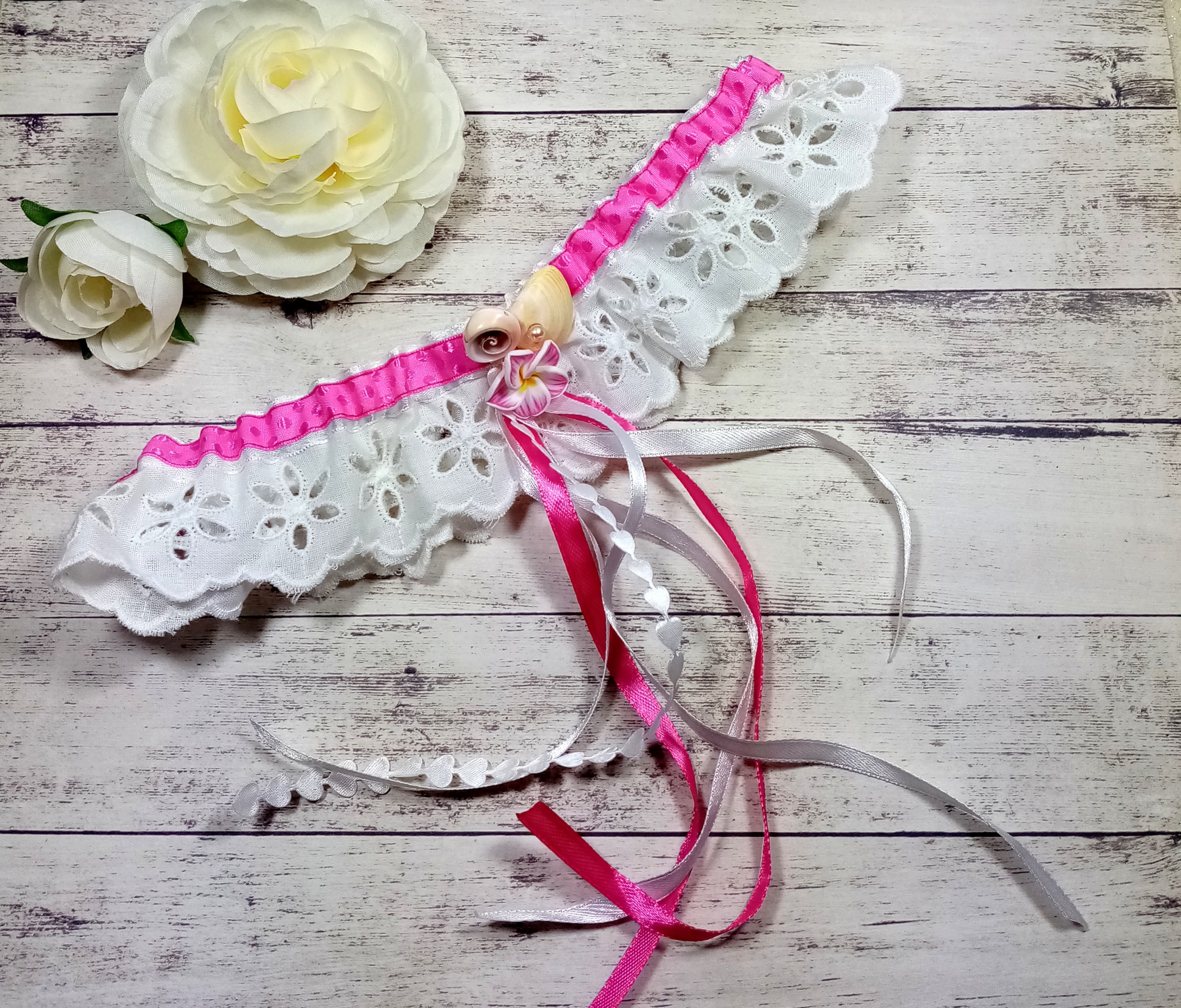 Jarretière de mariée coquillage dentelle blanc fuchsia mariage