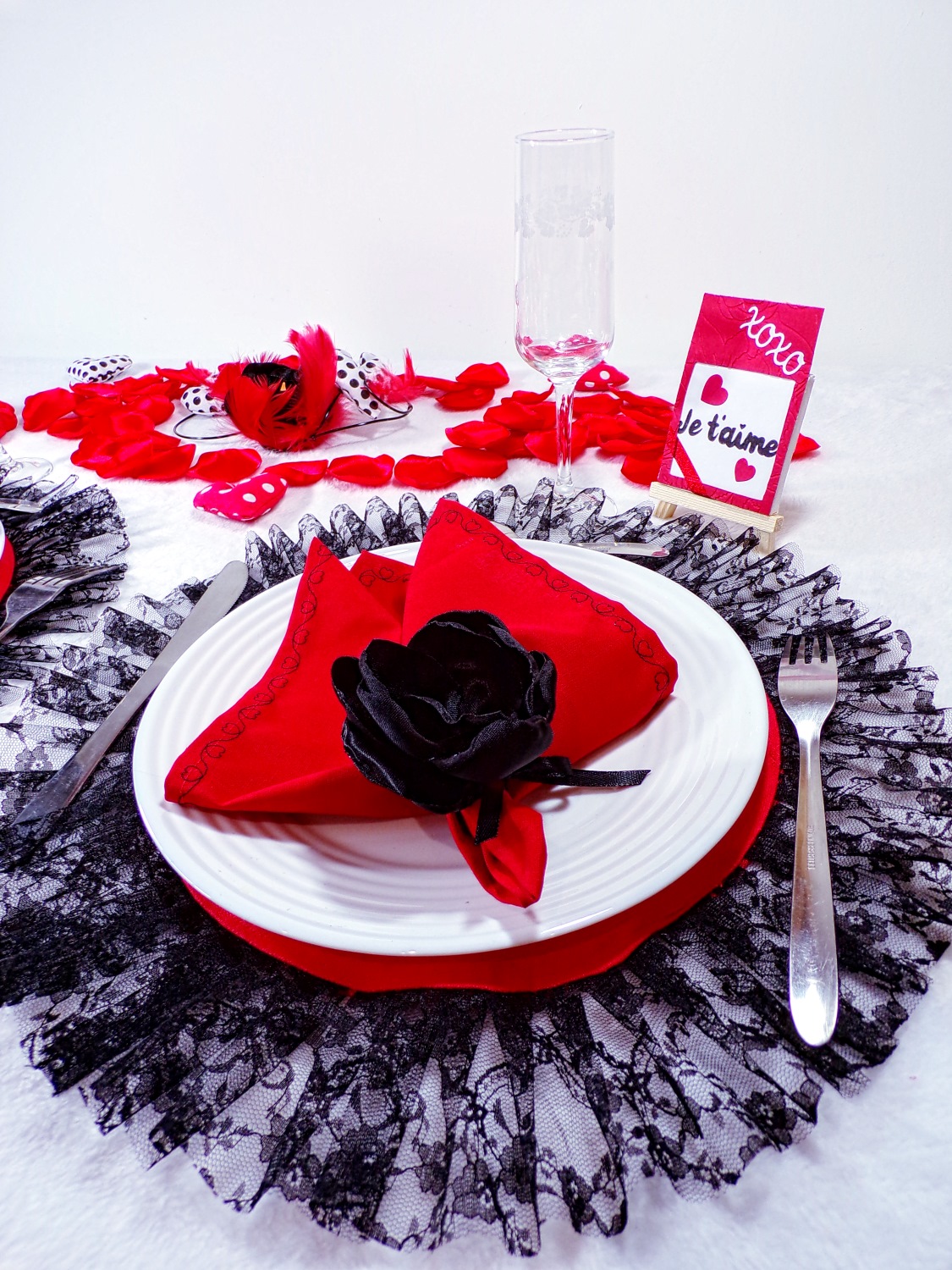 set de table rouge et noir dentelle fait main