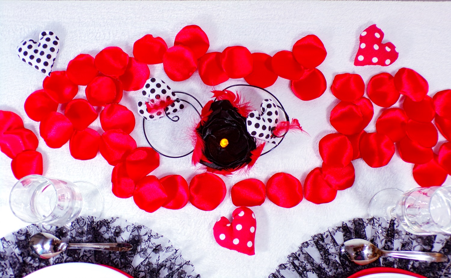 centre de table fleurs rouge et noir st valentin